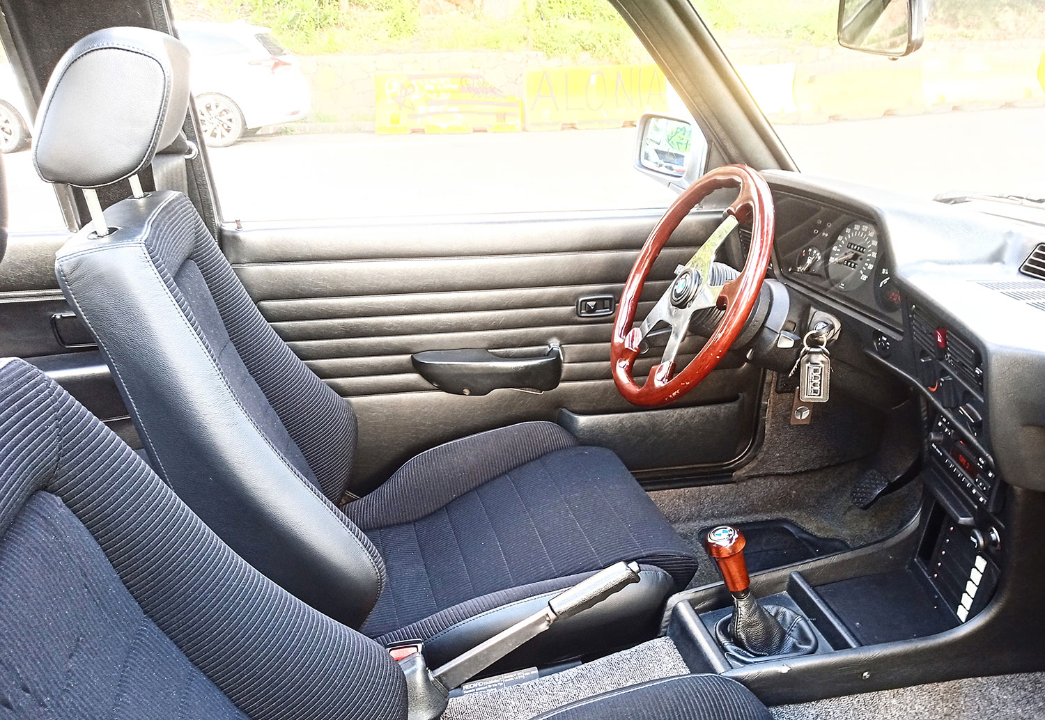 BMW E21 interior: Recaro seats and wooden steering wheel