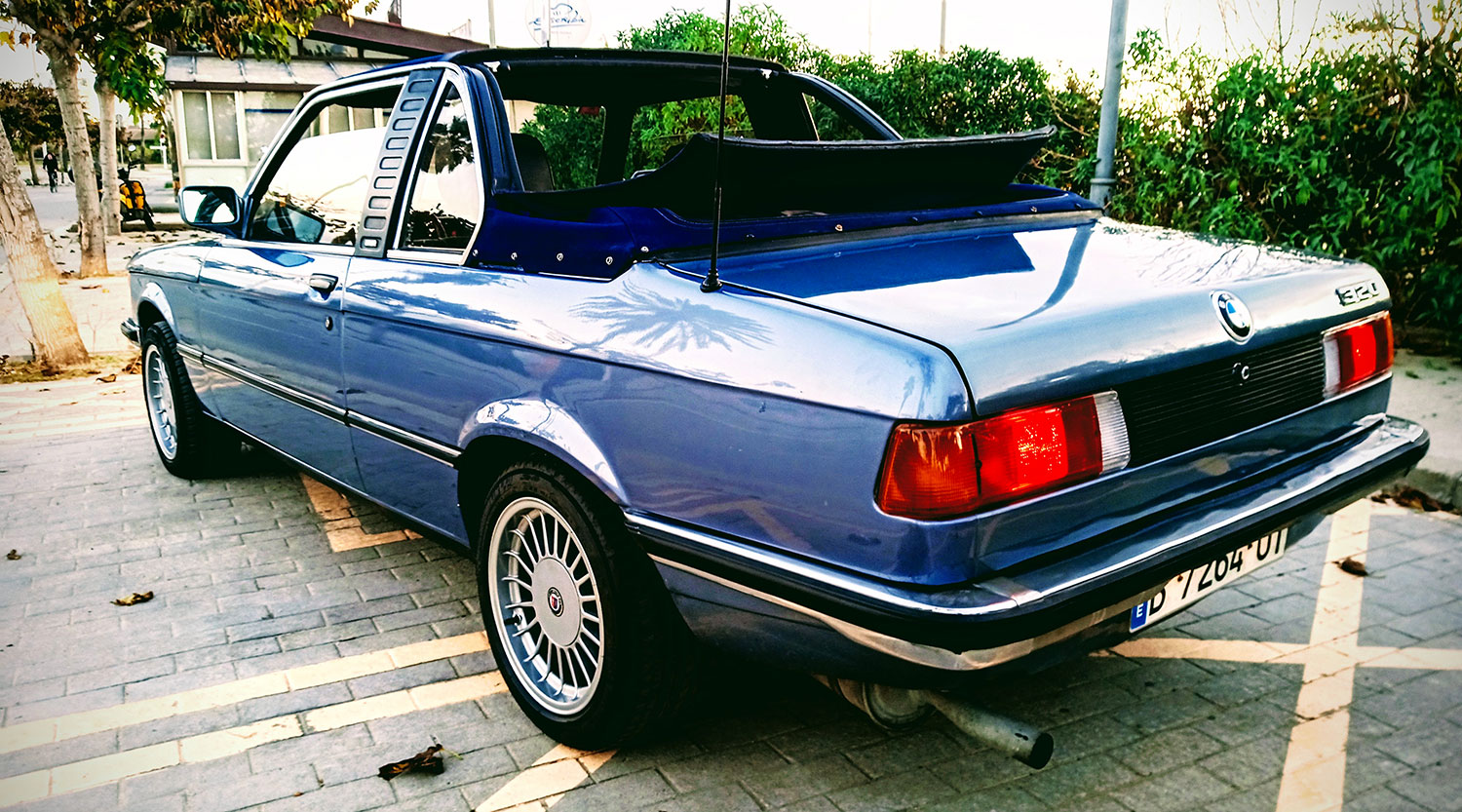 Top-down rear three-quarter view of the BMW E21
